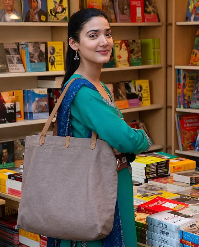 পাশের বাড়ির মেয়ে বা সবসময় পাশে থাকা জীবনসঙ্গীকে এমন রূপেই দেখতে চাচ্ছেন এখন সবাই। মেধার সাধারণ সালওয়ার কামিজ আর টোট ব্যাগের এই লুকে আমাদের খুব চেনা চেনা লাগে আসলে।