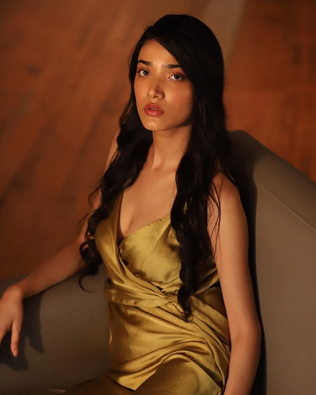 সোনালি স্লিপড্রেসে আকর্ষণীয় মেধা