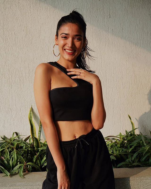 মেধা শংকরের ফিগার আর ফিটনেস কিন্তু চমৎকার। ওয়ান শোল্ডার কালো টপ ও জিম প্যান্টের সঙ্গে বড় হুপ দুল পরেছেন মেধা