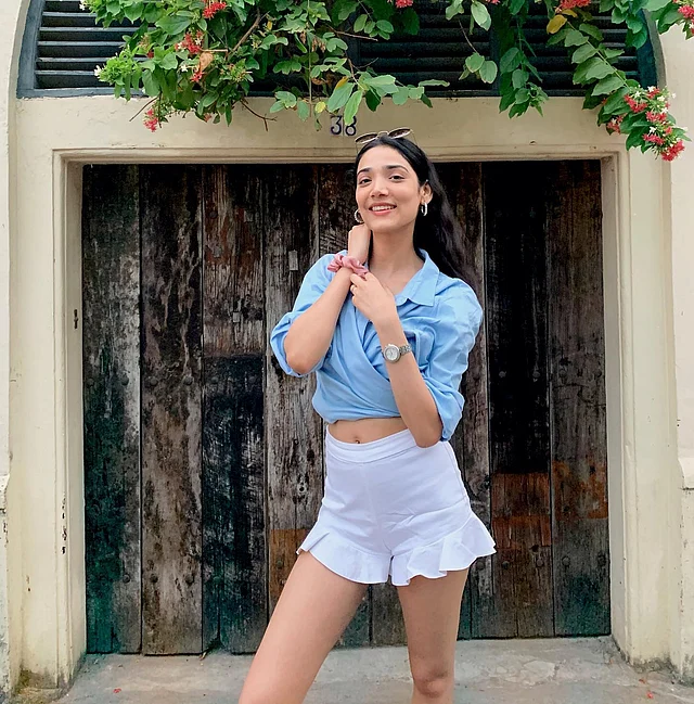 পশ্চিমা পোশাকেও স্বচ্ছন্দ মেধা।