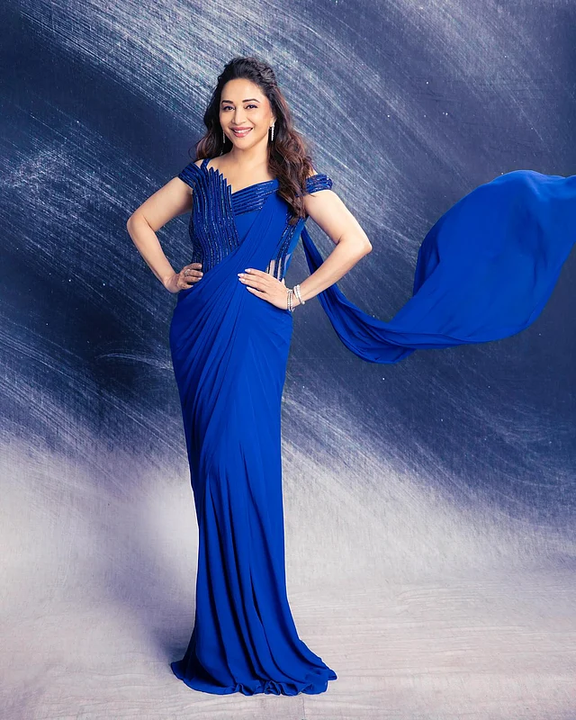 রয়্যাল ব্লু ফিউশন শাড়ির লুকে মাধুরী। টপ আর ড্রেপিং দুটোই দেখার মতো।