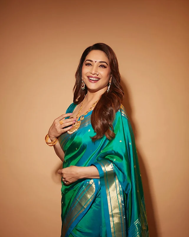 মারাঠি আমেজের সাজে মাধুরী।পরেছেন ডুয়েল টোনের ট্র্যাডিশনাল সমুদ্র সবুজ শাড়ি। পাড়ে সোনালি রঙ।