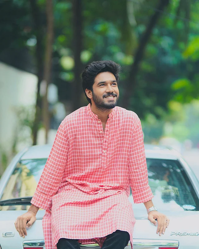 নাটকের জনপ্রিয় মুখ খায়রুল বাশারেরে মতো ট্রেন্ডি গোলাপির শেডে সুতির পাঞ্জাবি বেছে নেওয়া যায়