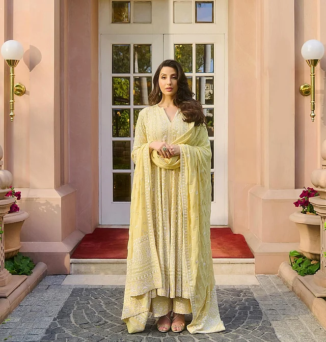 ফ্লেয়ার দেওয়া লম্বা ঘেরের কামিজ আর বড় ওড়নায় এলিগেন্ট লাগছে নোরাকে খুবই