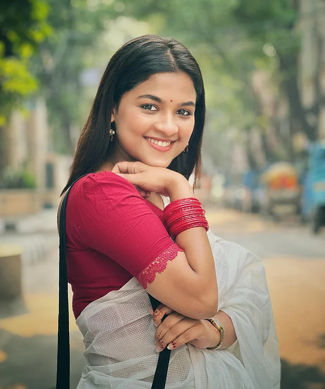 লাল রেশমি চুড়ি, লাল ছোট টিপ, হালকা লাল লিপকালার আর খোলা চুলের সাজে অনন্য সাদিয়ার বৈশাখী লুক