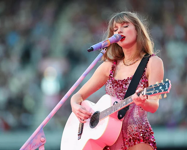 টেইলর সুইফট: এ তালিকায় এই প্রথম কোনো সংগীতশিল্পী তাঁর গান দিয়ে আয় করা ঐশ্বর্যের জোরে অন্তর্ভুক্ত হলেন