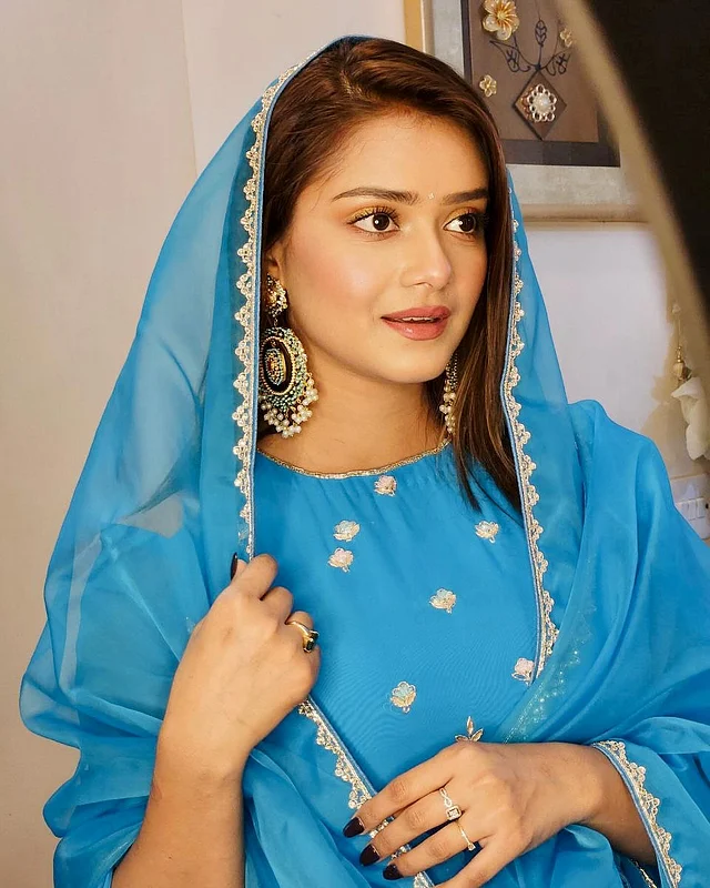 তানজিন তিশাকে মানায় সবকিছুতেই। ঈদ লুকের জন্য তিনি বেছে নিয়েছেন উজ্জ্বল আসমানী রঙা সালওয়ার কামিজ। তাতে সোনালি বর্ডার আর জমকালো কারুকাজ।