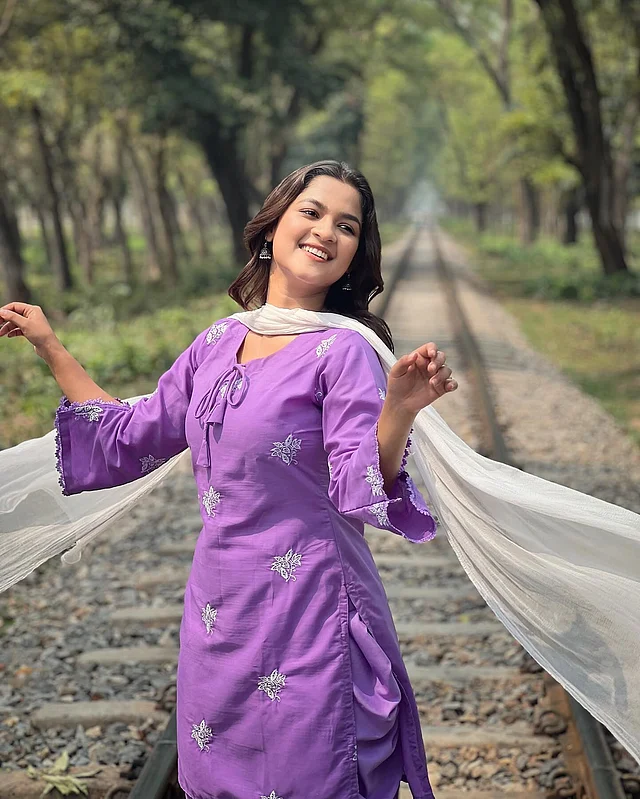 বেগুনি কামিজ, সাদা ওড়নায় চোখের আরাম দিচ্ছেন সাদিয়া আয়মান