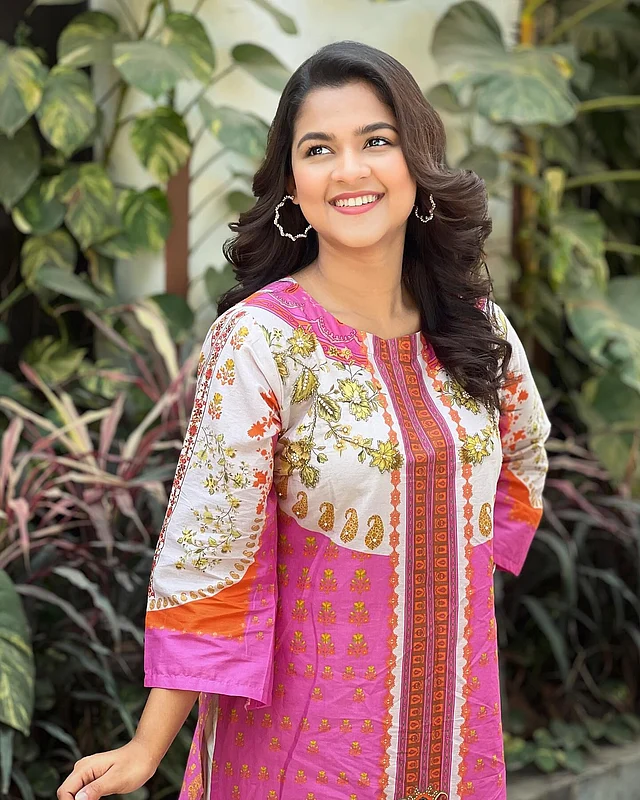 ফুলেল প্রিন্টের কামিজে সাদিয়া