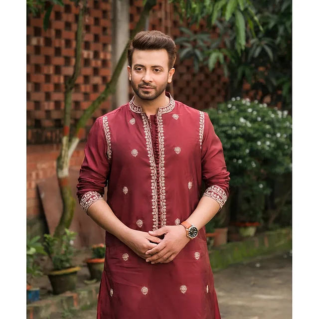 জমকালো কিছু চাইলে মেরুন বা এমন কোনো শেডে কারুকাজ করা পাঞ্জাবি বেছে নিতে পারেন শাকিব খানের এই লুকের মতো
