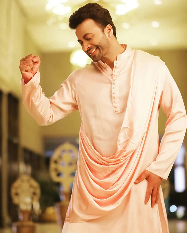 মনোক্রোম হালকা রঙের প্রিমিয়াম সুতির পাঞ্জাবি এবার সকলের পছন্দের শীর্ষে। সুপারস্টার শাকিব খানের মতো একই ফেব্রিকের উত্তরীয় সহযোগে লেয়ারিং হতে পারে সঙ্গে