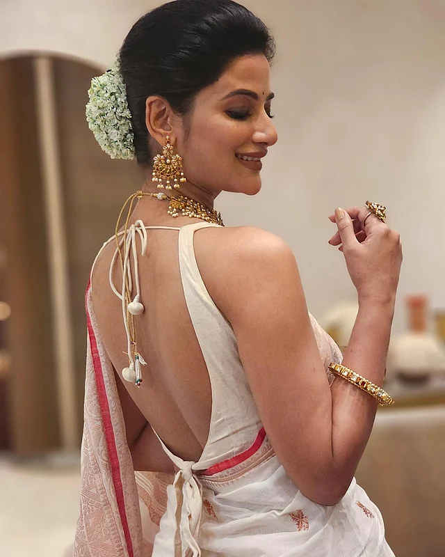 ব্যাকলেস ব্লাউজে শাড়ির লুকে ঊষসী