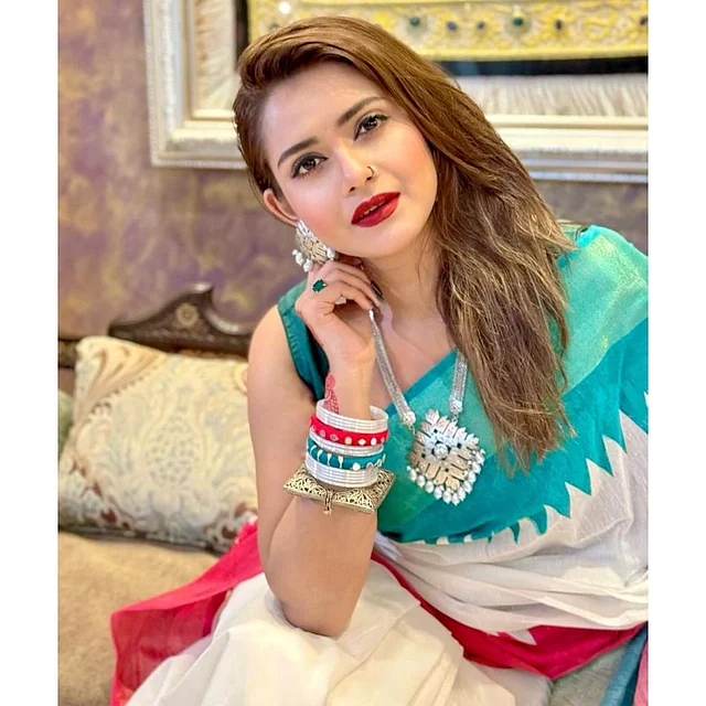 মেরুন লিপকালার, কাটাই কাজের বড় রূপালি নেকপিস ও দুল আর হাতে নজরকাড়া চুড়ির সেট। নোজ-রিংটি আকর্ষণ বাড়িয়েছে।