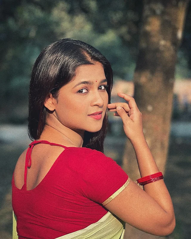সুতির শাড়ি আর ব্লাউজে আরাম আর স্টাইল সুটাই হয়েছে এখানে