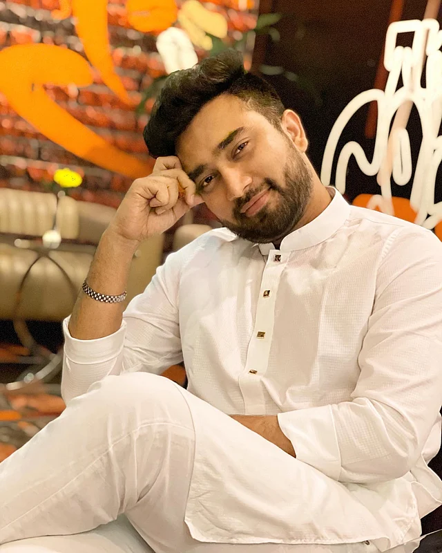 ফারহান আহমেদ জোভানের মতো এমন সাদা সুতির পাজামা-পাঞ্জাবি হলে আর কিছুই লাগবে না এই গরমের ঈদে।