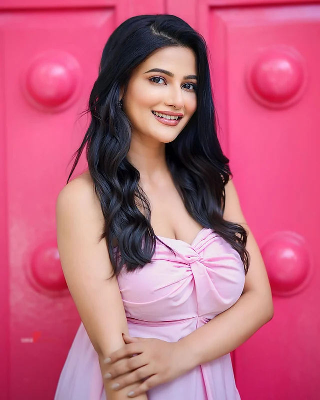 সাজে বাহুল্য করেন না ঊষসী। ন্যাচারাল সুন্দরী এই অভিনেত্রী