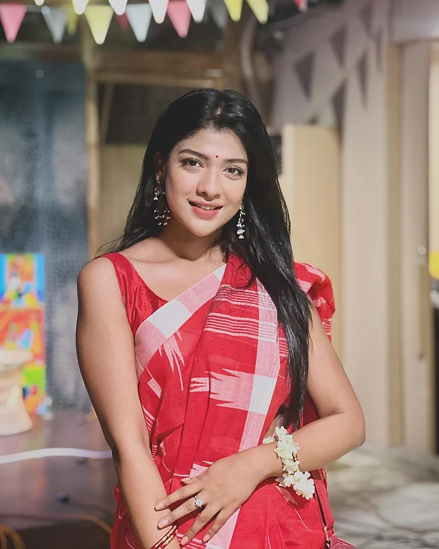 সারিকা সাবাহ বৈশাখের দ্বিতীয় দিনে ইন্সটাগ্রাম মাতিয়েছেন এই লাল মণিপুরী শাড়িতে। সঙ্গে লাল স্লিভলেস ব্লাউজ।