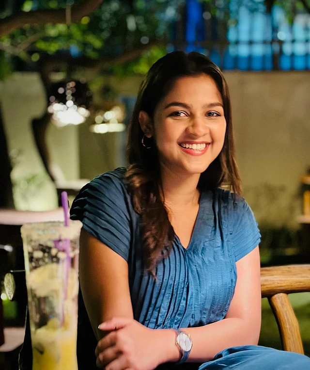 সুতির নীল ড্রেসে সাদিয়া। গরম আবহাওয়া মোকাবিলায় সঙ্গে রেখেছেন শীতল পানীয়