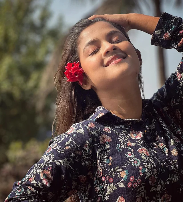 সুতির আরামদায়ক শার্ট পরেছেন সাদিয়া। কানে গোঁজা ফুল। সানস্ক্রিন দিতে হবে এমন রোদে গেলে