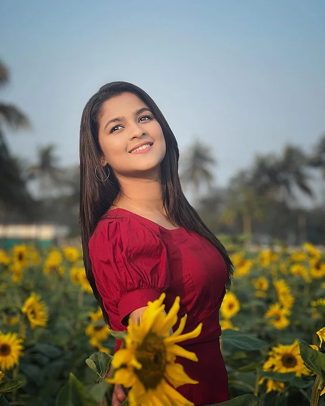 রঙিন সুতির পোশাকও বেছে নিতে পারেন সাদিয়া আয়মানের মতো