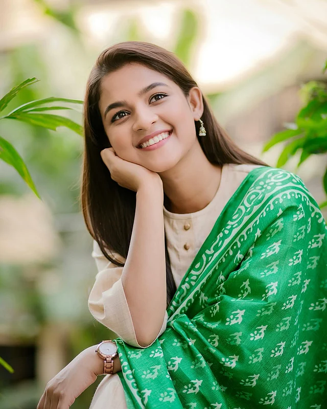 হালকা মেক আপের সঙ্গে ছোট দুল। সুতির অফ হোয়াইট কামিজের সঙ্গে চোখ জুড়ানো সবুজ ওড়না