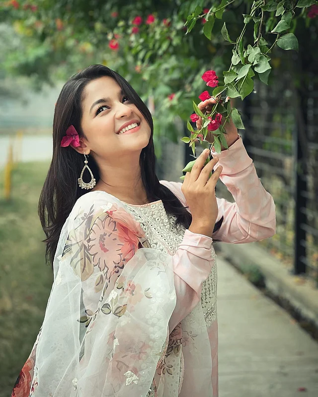 ফুরফুরে সাজ একেই বলে। সাদা গোলাপি সুতির সালওয়ার কামিজে সাদিয়া