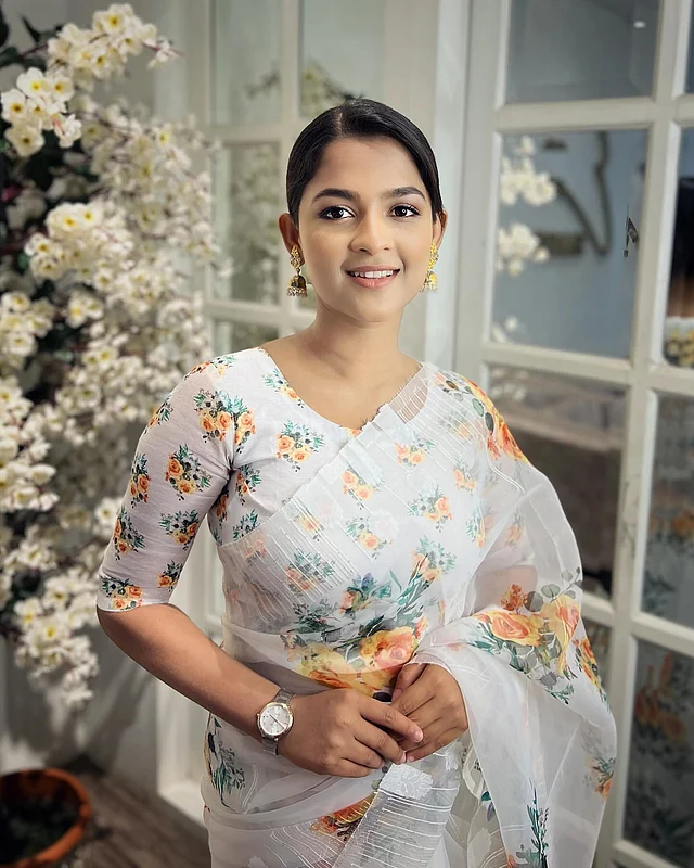 দাওয়াতে এমন সাজ চোখ জুড়াবে, স্বস্তি দেবে এই গরমে। সাদা শাড়ির সাজে মোহনীয় সাদিয়া।