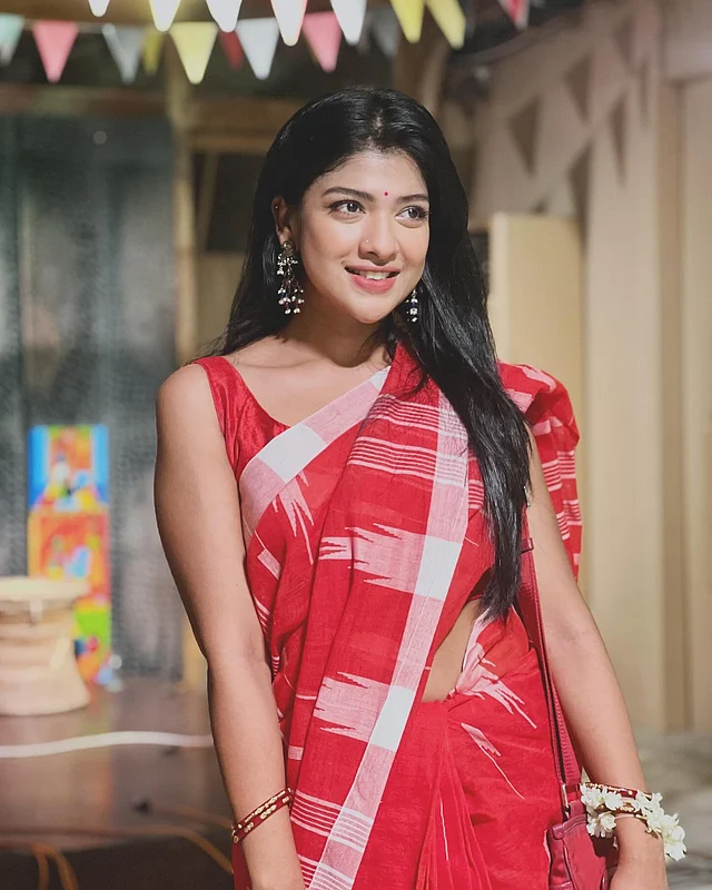 লম্বা ঝোলানো দুল, হালকা লাল লিপকালার, লাল ছোট টিপ, দুই গাছি লাল চুড়ি, হাতে বেলি ফুলেরমালা আর এক ঢাল খোলা চুলে সারিকার বৈশাখী সাজ সত্যিই নজরকাড়া