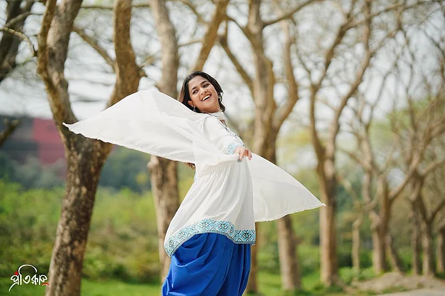 সাদা পোশাক আরাম দেবে এসময়।