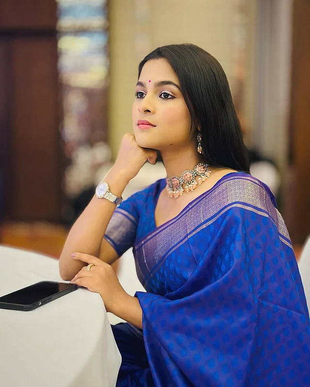 নীল শাড়ির পরিপাটি লুকে সাদিয়া
