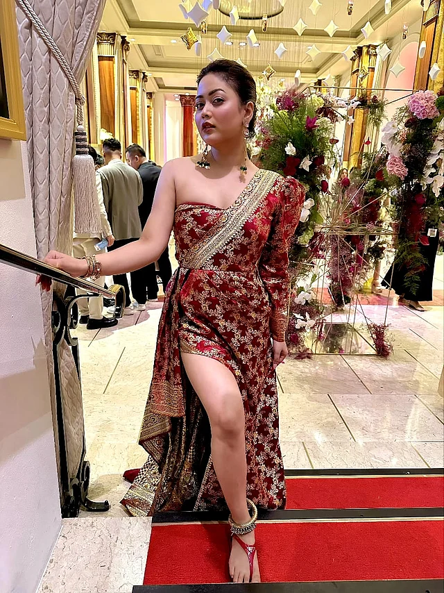 লাল টুকটুকে ঝলমলে কাতান গাউনটিতে ভাবনা যেন রীতিমতো জাদু ছড়াচ্ছেন