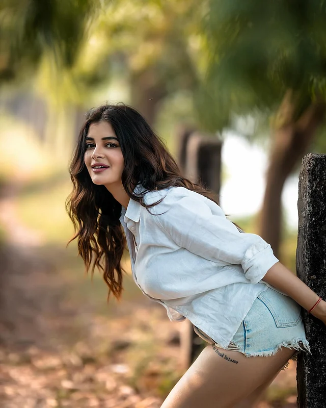 হাতা গোটানো ফুলস্লিভ ক্যাজুয়াল শার্টের সঙ্গে আবেদন বাড়িয়েছে মাইক্রো মিনি ডেনিম শর্টস