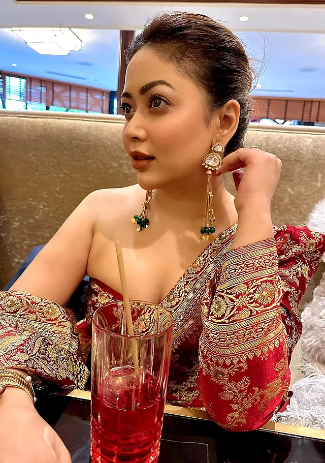 নজর কাড়ছে কানের লম্বা ঝুলের দুল। মেকআপ একদম মিনিমাল