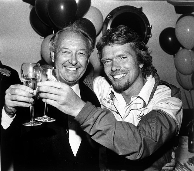 নিজের মেন্টর স্যার ফ্রেডি লেকারের সঙ্গে স্যার রিচার্ড ব্রসন্যান।