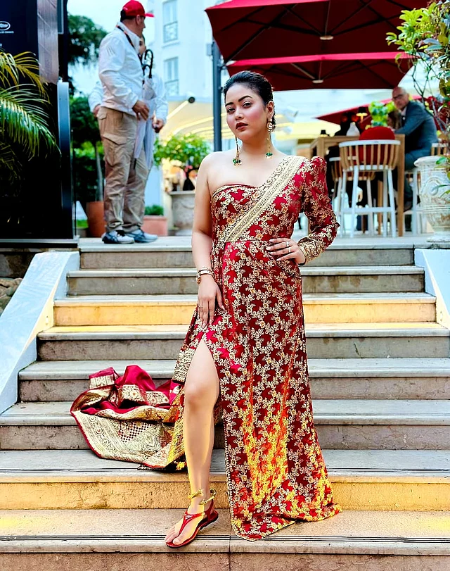 ১৫ দিন ধরে বোনা হয়েছে ঝলমলে সোনালি জরীর কারুকাজ করা লাল টুকটুকে শাড়িটি।