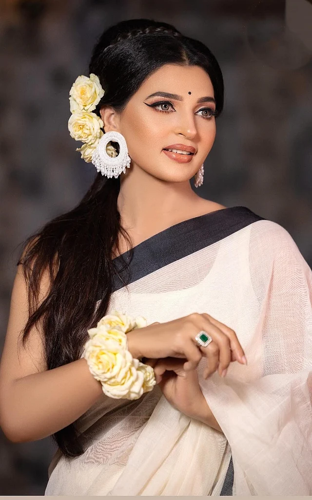 সেকালে সুন্দরীদের পছন্দের শীর্ষে ছিল এমন স্টাইলিশ মনোক্রোম শাড়ির লুক