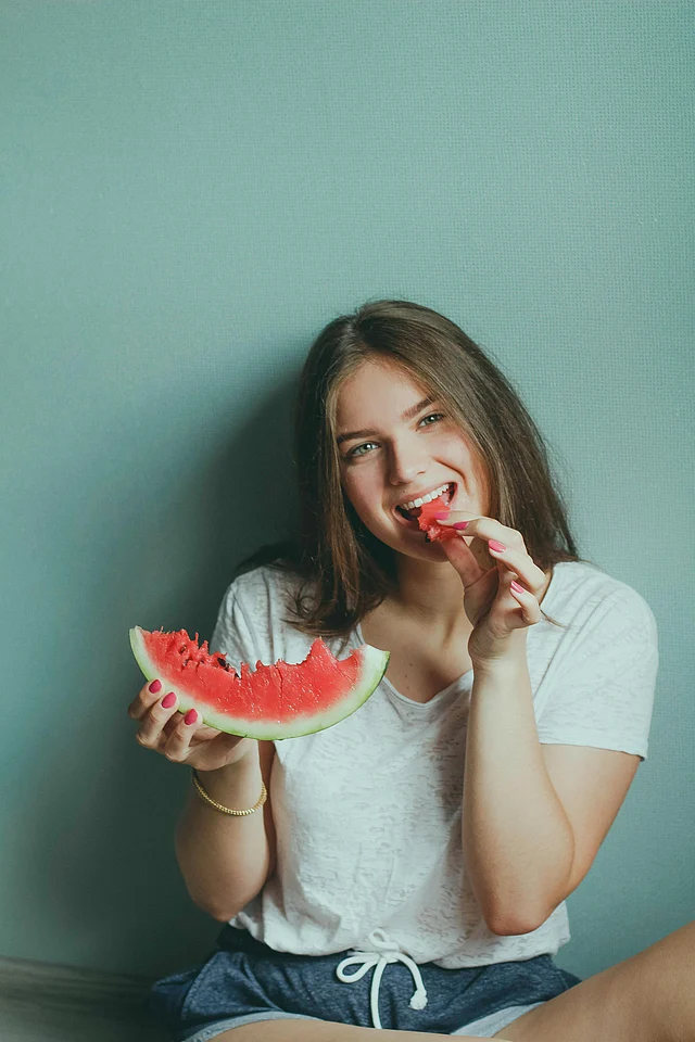 জলীয় অংশ বেশি আছে, এমন ফল ও সবজি দিনের খাদ্যতালিকায় রাখতে হবে।