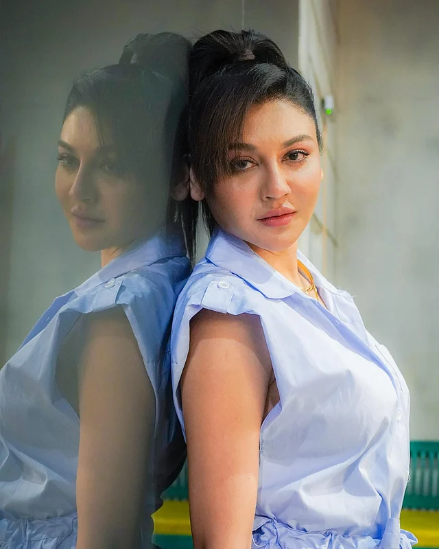 সামার ড্রেসের এই লুকে খুব রিফ্রেশিং লাগছে জয়া আহসানকে