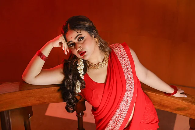 কানে গলায় অ্যান্টিক ফিনিশের সোনালি গয়না পরেছেন ভাবনা। শাড়ির ড্রেপেও ববিতা যুগের ছাপ