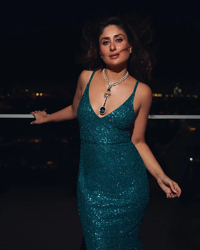 সবুজ সিকুইনের স্লিভলেস ড্রেসে আকর্ষণীয় কারিনা কাপুর খান