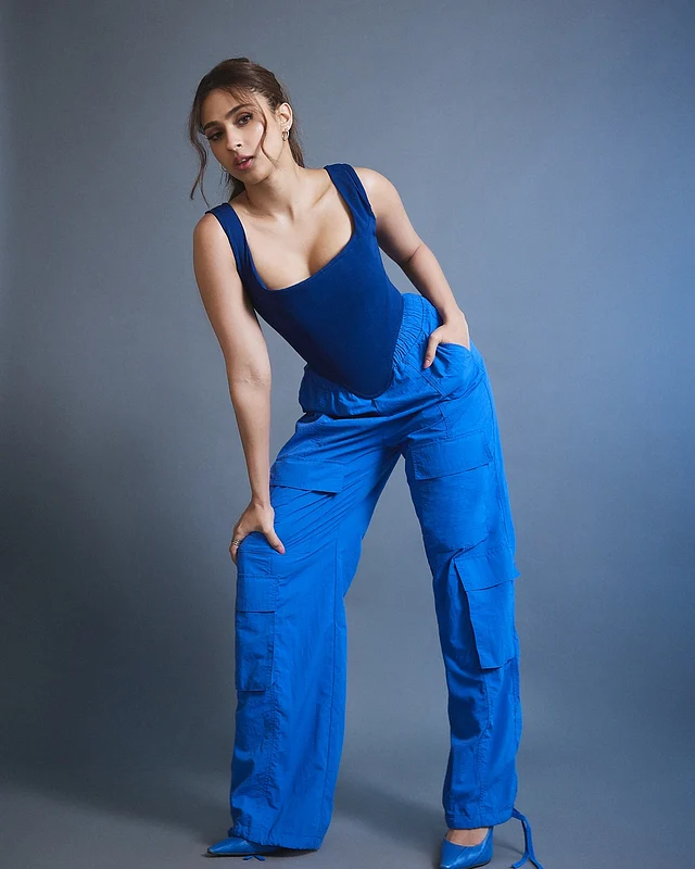 নীল ট্যাংক টপের সঙ্গে একই রঙের কার্গো প্যান্ট পরেছেন পাশমিনা রোশান