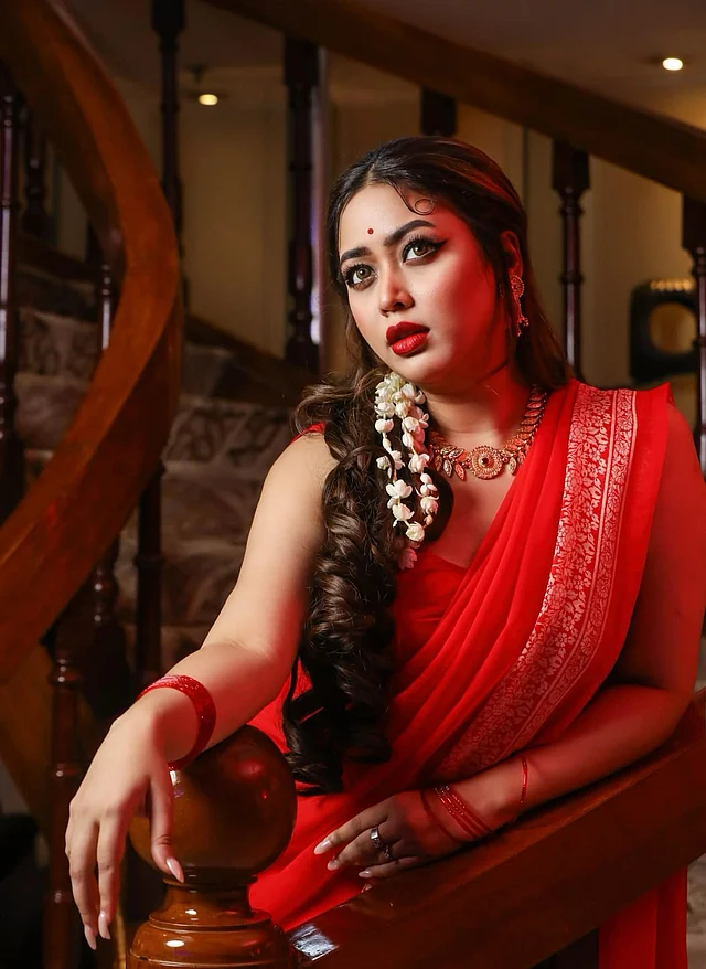 চুলের স্টাইলে ববিতার প্রতি ট্রিবিউট। সাবেকি এই হেয়ারস্টাইল ষাটের দশকের কথা বলছে। চুলে রয়েছে বেলি ফুলের মালা