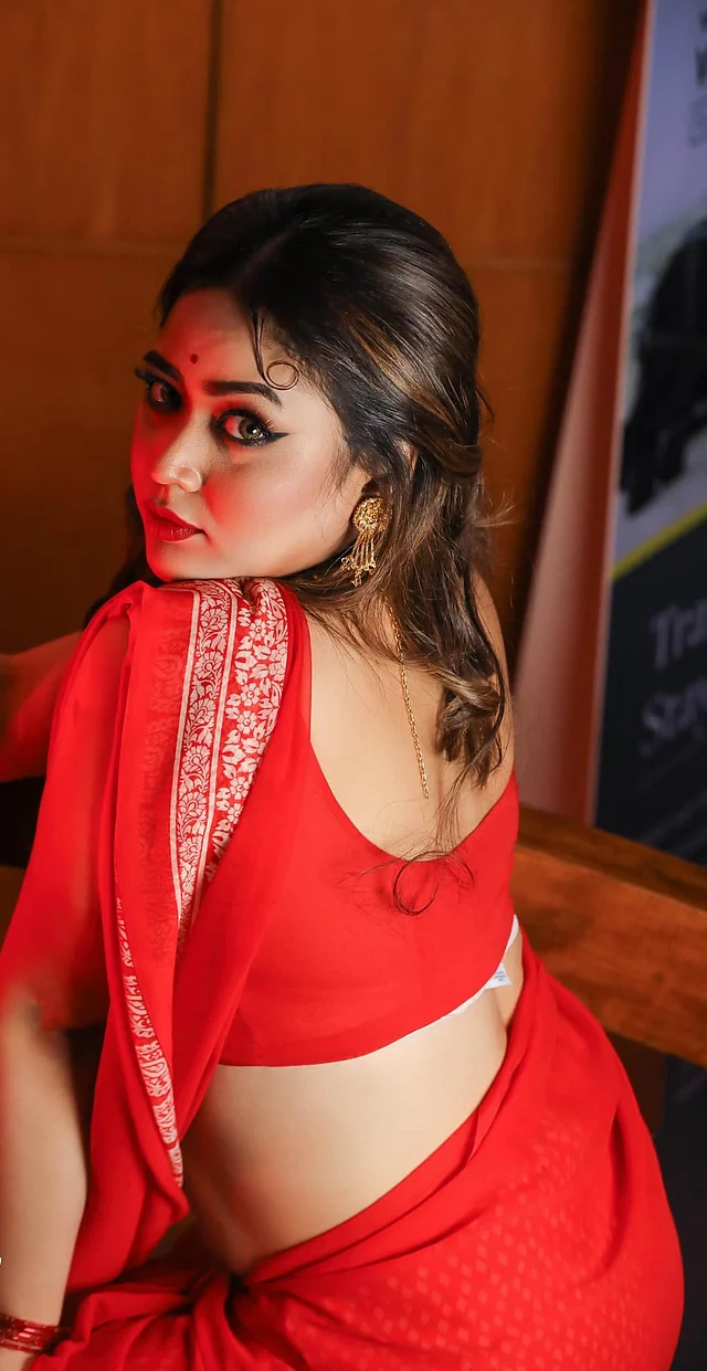 ব্লাউজটি ব্যাকলেস না হলেও যথেষ্ট গভীর