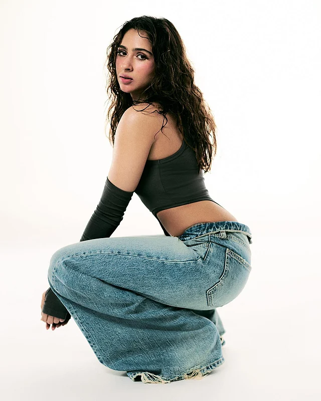 ডেনিমের ফ্লেয়ার প্যান্টের সঙ্গে কালো টপ ও হিপহপ মুডের গ্লাভস পরেছেন তিনি