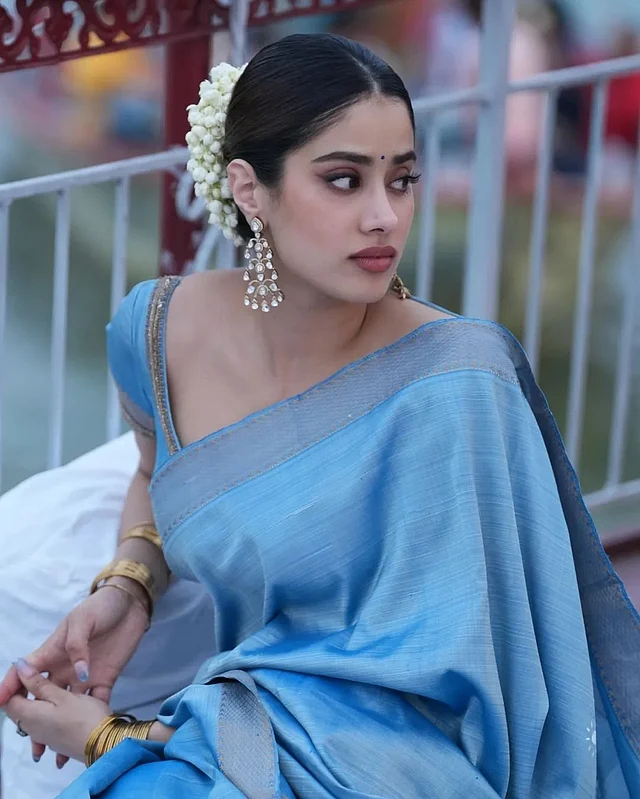 প্লেন কাঞ্জিভরম সিল্ক শাড়িটির রং আকাশী। বর্ডারে অ্যান্টিক রূপালির ছোঁয়া