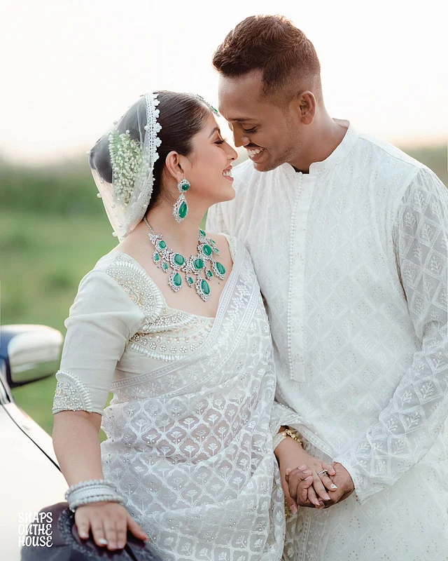 সাফিয়া সাথীর সাদা বিয়ের পোশাকে ক্রিকেটার আল আমিন ও তাঁর স্ত্রী ফারজানা
