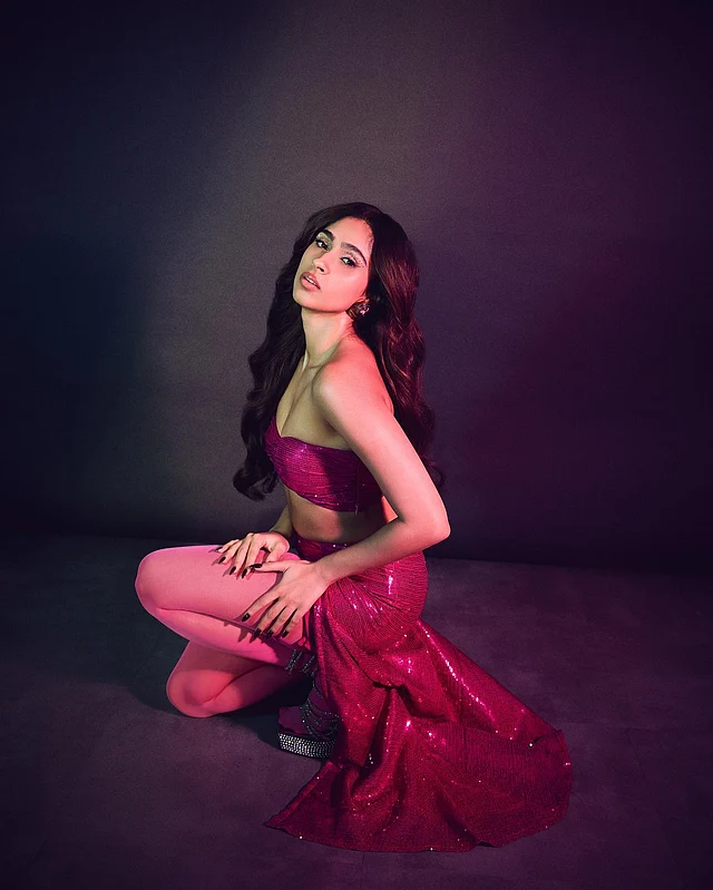 সিকুইনের ম্যাজেন্টা ফিউশন ওয়্যারে আবেদন ছড়াচ্ছেন পাশমিনা