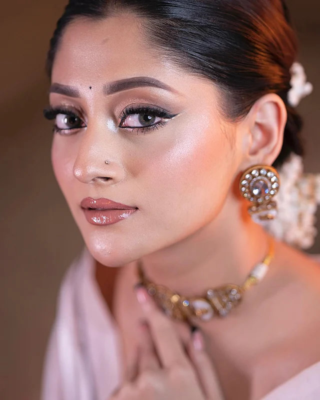 মসৃণ ফিনিশের সেমি ম্যাট মেক ওভারে সেজেছেন পূজা। গ্লসি লিপস্টিকটি ন্যুড শেডের গোলাপি। ব্লাশ অনেও শিমারের ছোঁয়া।