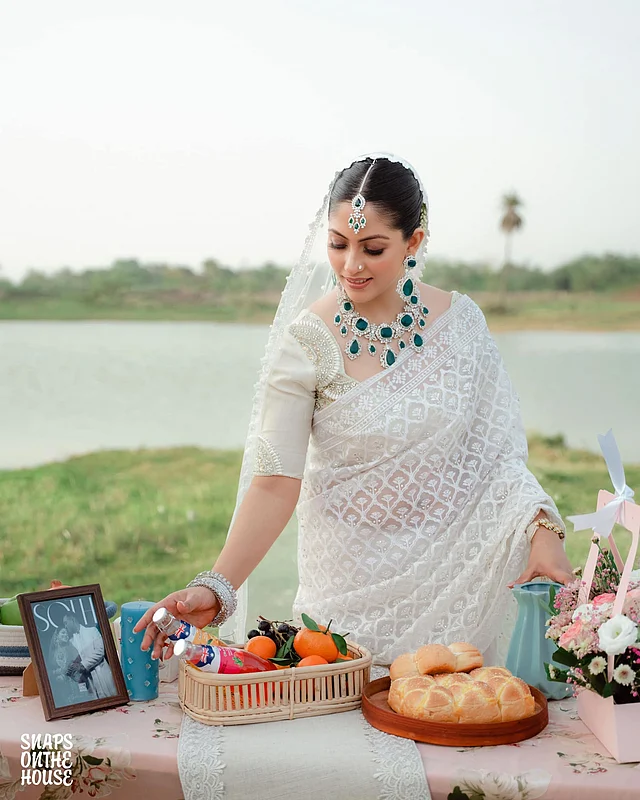 নজর কাড়ছে কনের পান্নার গয়না