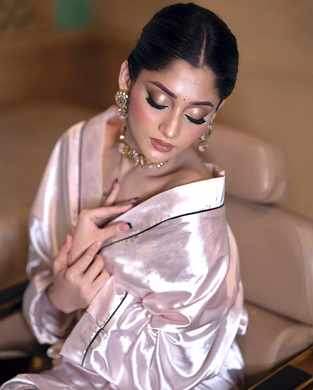 সিগনেচার লুক বাই সামিয়ার স্যালনে সাজতে গিয়ে পূজা এখানেএক পাউডার পিংক বিলাসী অনুভবের স্যাটিন রোব পরেছেন।